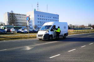 Policjant sprawdza trzeźwość kierowcy