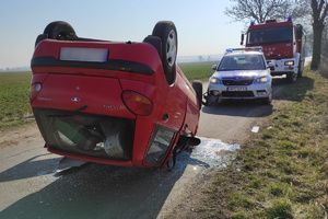 Policjanci zabezpieczają miejsce zdarzenia drogowego