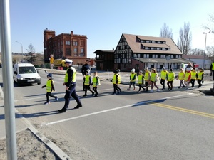 Pierwszaki rozglądają się na przejściu