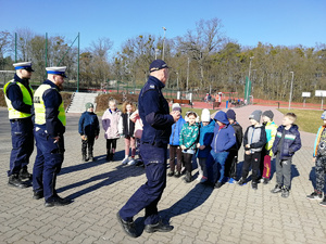 Policjant wita zebrane na spotkaniu dzieci