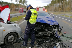 Policjant drogówki prowadzi oględziny pojazdu