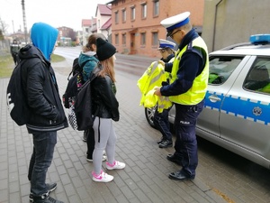 Policjanci rozmawiają z grupą dzieci