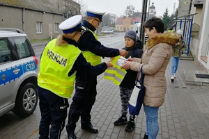 Mundurowi rozmawiają o bezpieczeństwie z pieszymi