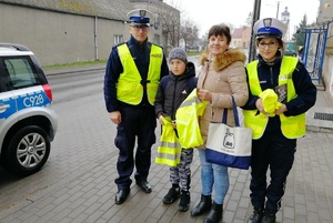 Biorący udział w rozmowie piesi pozują do wspólnego zdjęcia z policjantami