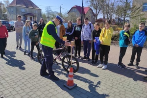 Mundurowy wyjaśnia zasady konkurencji