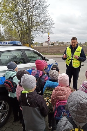 Mundurowy omawia i pokazuje sprzęt potrzebny policjantowi w codziennej służbie