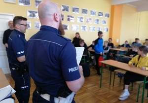 Policjanci tłumaczą zasady konkursu