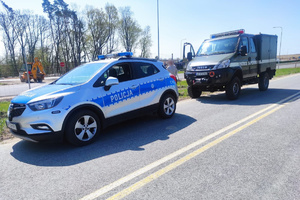 Patrol policji i patrolu saperskiego