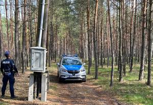 Policjant zabezpiecza skradzione przewody