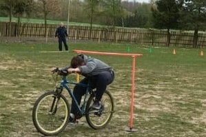 Uczeń pokonuje na rowerze przeszkodę