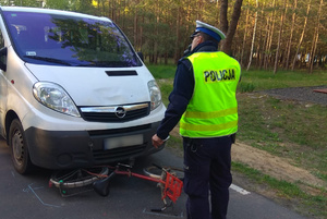 Policjant ruchu drogowego fotografuje uszkodzenia pojazdów