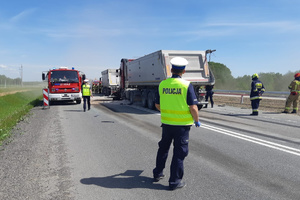 Policjant obserwuje odlatujący śmigłowiec