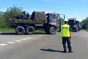 Policjant kieruje ruchem na skrzyżowaniu