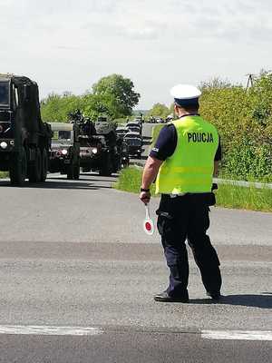 Policjant ruchu drogowego kieruje ruchem