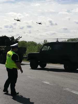 Policjant przechodzi przez jezdnię