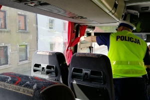 Policjant weryfikuje stan wyposażenia autokaru