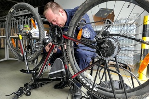 Policjant nanosi numer na ramę roweru