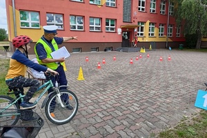 Policjant omawia zasady egzaminu