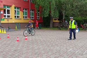 Policjant obserwuje rowerzystę