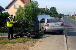 Policjant ruchu drogowego prowadzi oględziny motocykla