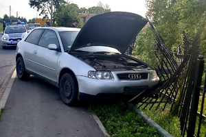 Audi a3, które wjechało w ogrodzenie