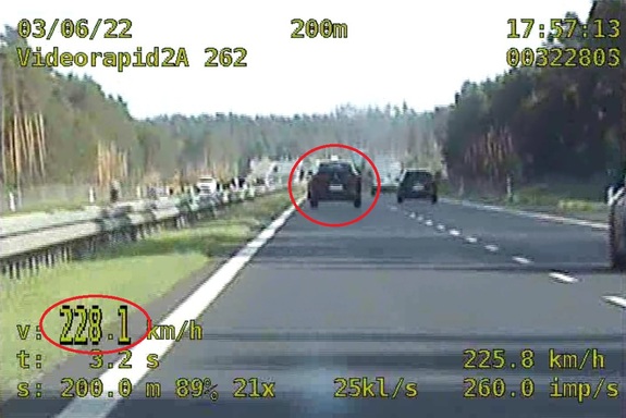 Zdjęcie z wideorejestratora, na którym zaznaczona jest prędkość BMW