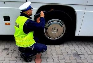 Policjant sprawdza układ hamulcowy