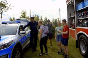 Policjant prezentuje radiowóz