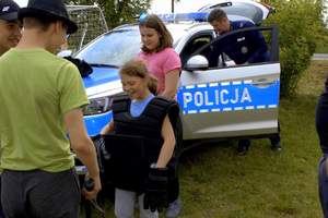 Dzieci zapoznają się z umundurowaniem policjantów