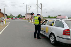 Policjant rozmawia z kierowcą taksówki