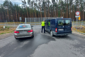 Policjant duchu drogowego rozmawia z kierowcą busa