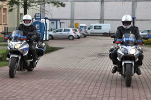 Mundurowi wyjeżdżają na drogę motocyklami