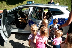 Dzieci soją w kolejce aby wejść do oznakowanego auta