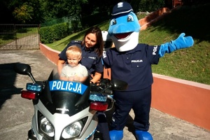 Pamiątkowe zdjęcia chłopca na motocyklu razem z policjantką i polfinkiem