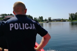 Policjant obserwuje plażę