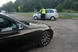 Policjant zatrzymał samochód do kontroli drogowej