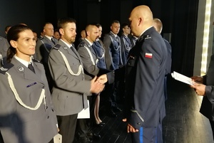 Komendant Powiatowy Policji w  Świeciu gratuluje policjantowi awansu