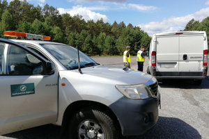 Mundurowi sprawdzają przewożony ładunek