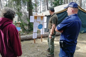 Mundurowi zapoznają się z informacjami na tablicy harcerskiej