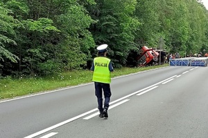 Policjantka obserwuje ruch w rejonie miejsca zdarzenia