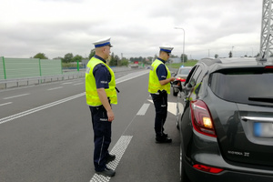 Policjanci kontrolują kierowcę samochodu