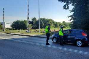 Mundurowi przekazują ulotkę i rozmawiają z kierowcą