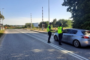 Policjanci prowadzą akcję dotyczącą bezpiecznego przejazdu kolejowego