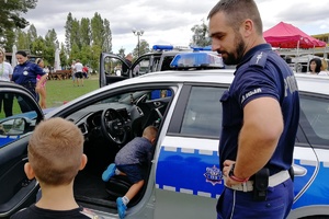 Policjant ruchu drogowego rozmawia z chlopcem