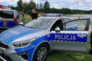 Radiowóz policyjny na tle plaży