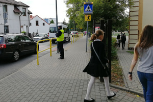 Policjant obserwuje przejście dla pieszych