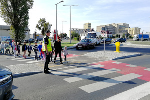 Przedszkolaki pokonują kolejne przejście dla pieszych