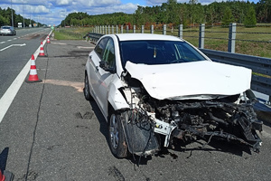 Przód uszkodzonego na autostradzie hyundaia