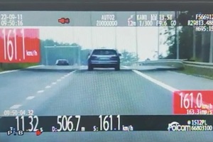 Zdjęcie z nagrania, na którym widać kierowcę audi przekraczającego prędkość o 81 km/h