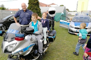 Pamiątkowe zdjęcie chłopca siedzącego na motocyklu